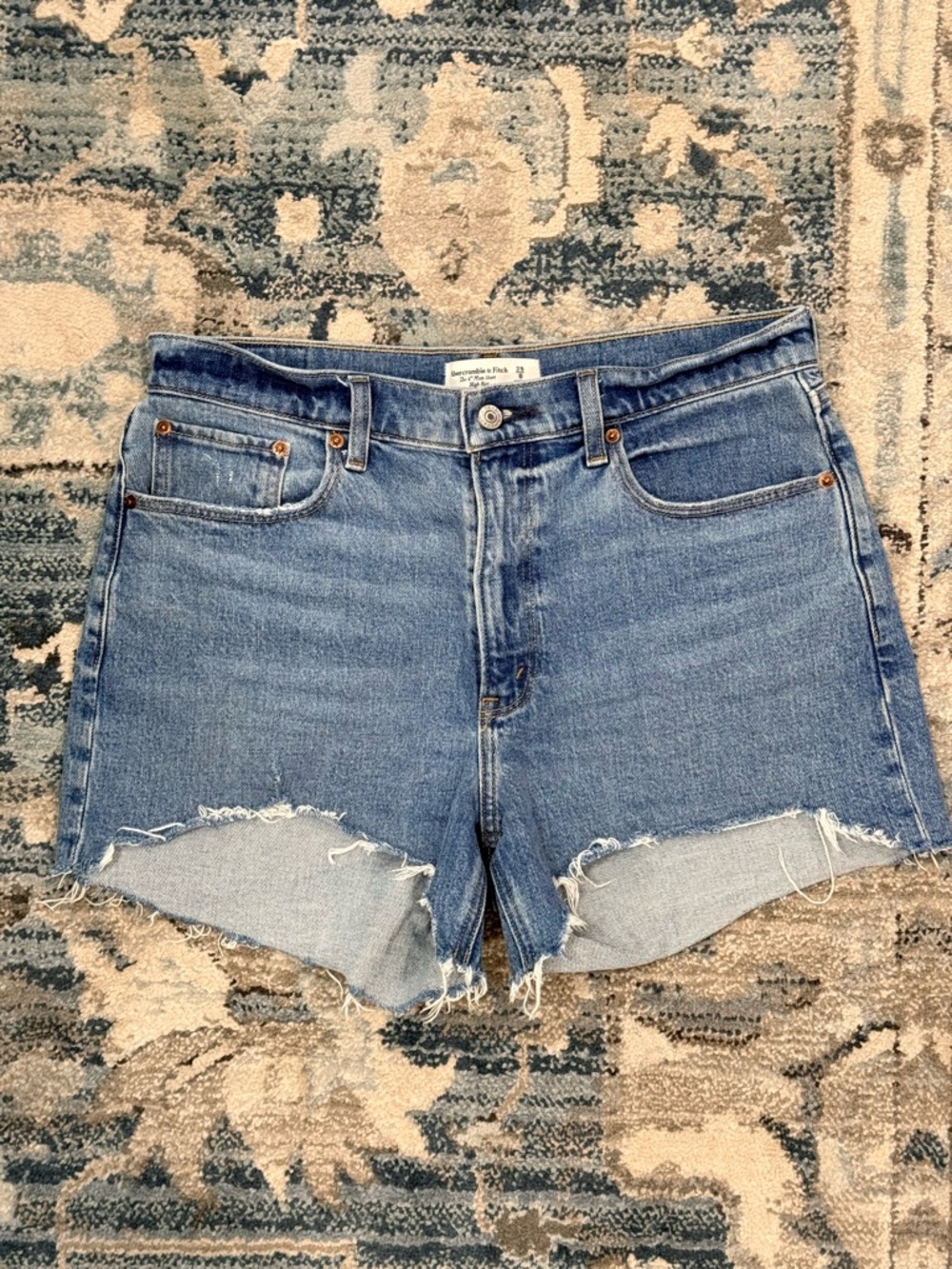 Abercrombie & Fitch 4” Mom Short High Rise